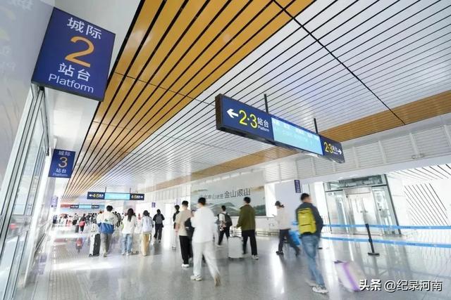 这个夏天百年历史的开封火车站迎来了旅游客流的火爆高峰,