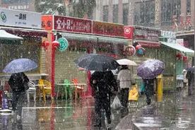 今天上午昆明飘起漫天雪花！这个么才叫下雪嘛图片