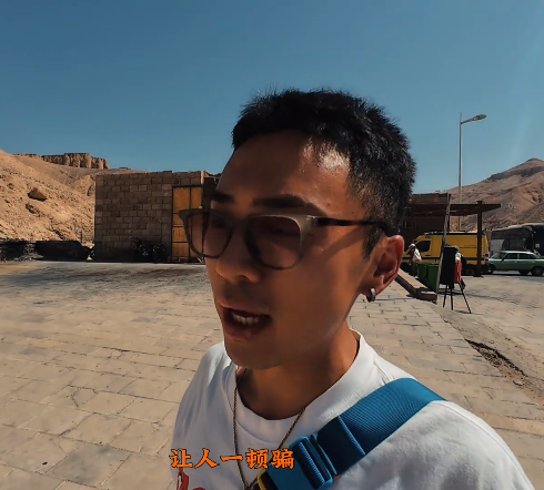 专坑中国人？中国游客在埃及排队给小费，大巴工作人员伸手就要钱