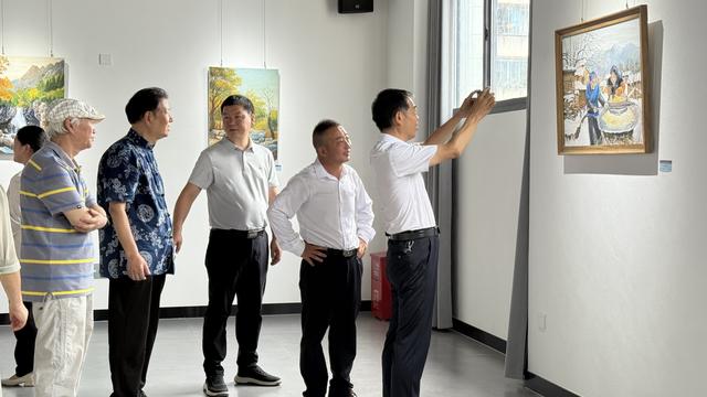 “神武峡”精品旅游线路 神农情缘5人美术展在神农架林区举办