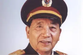 被授予军事家称号的4位开国中将和少将图片