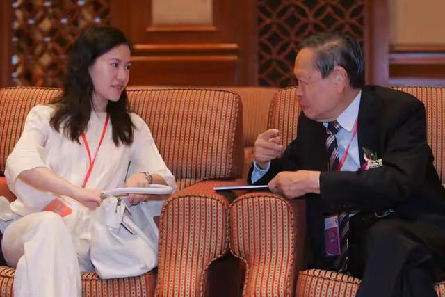 杨振宁去世不到2月	，令人担忧的事还是发生，翁帆近况被曝惹争议