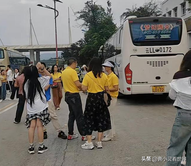 130余人云南游被甩服务区6小时，私人订制高端团，拖欠司机费用