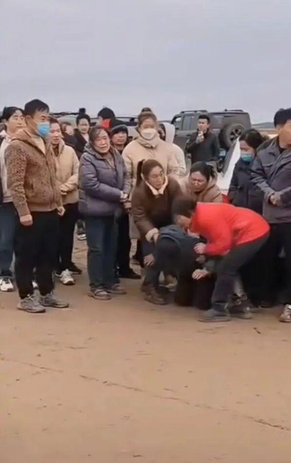 搜救人员讲述失联44小时女童被发现细节：距离失联地点约2公里，两只脚都光着，见到家人后说“爷爷别怪我”