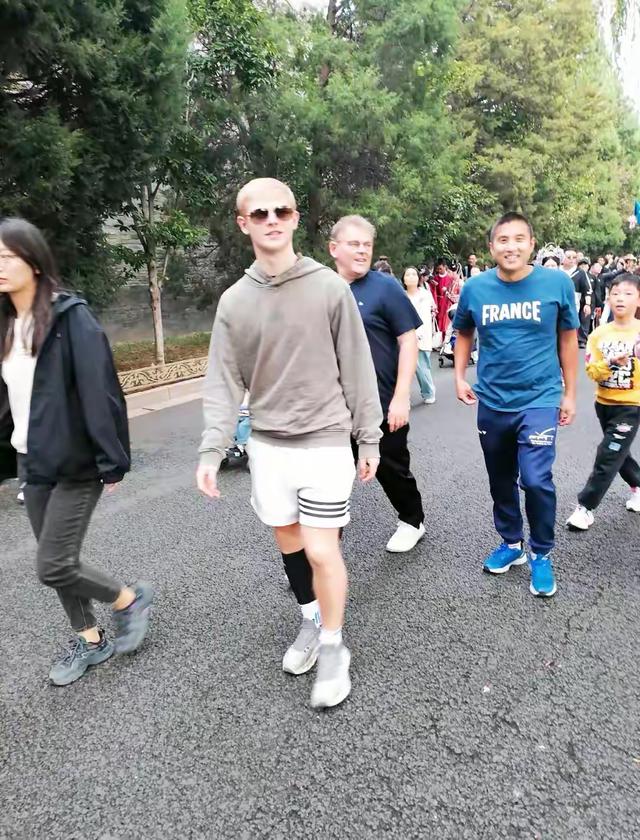 小勒布伦夺男单亚军后，并没有马上回法国，想不到是去了这里玩