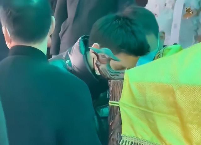 何晴葬礼举行！儿子手捧骨灰，遗像曝光惹泪目，廖京生现身送别