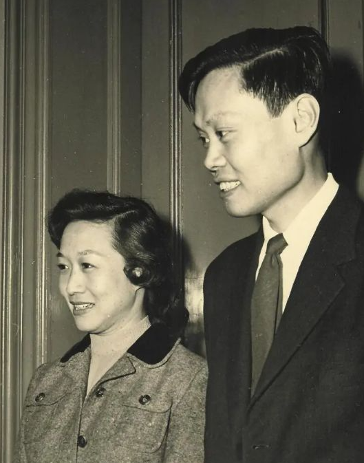 没想到，杨振宁去世后	，49岁妻子翁帆，竟因一个动作实现口碑暴涨
