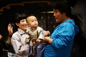 19岁与无名导演私奔，6平米地下室裸婚生3胎，丈夫成名后将她捧红图片