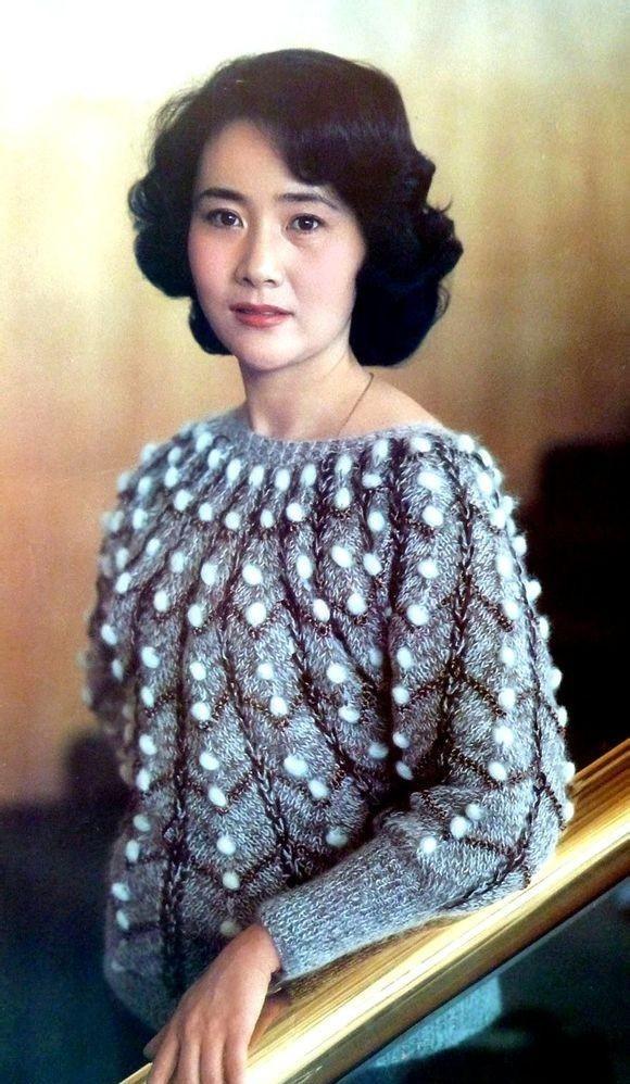 她是央视春晚主持人，吞300片安眠药自杀未遂，抢救7天救回小命