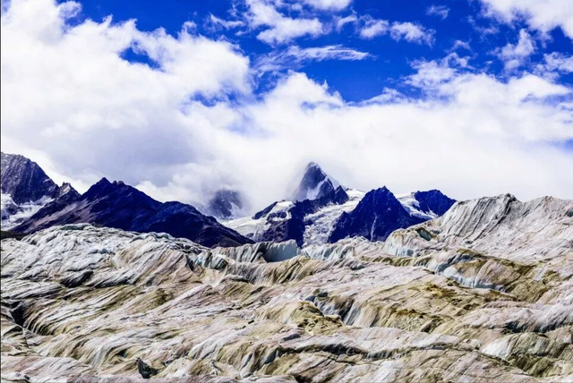 西藏必打卡的冰川秘境！漂浮冰山的湖泊，美到窒息