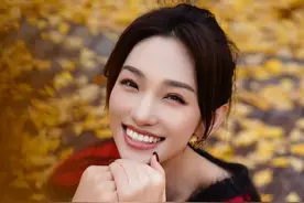 主持人蓝羽分享32岁生日美照，红色毛衣穿搭好美好优雅！图片