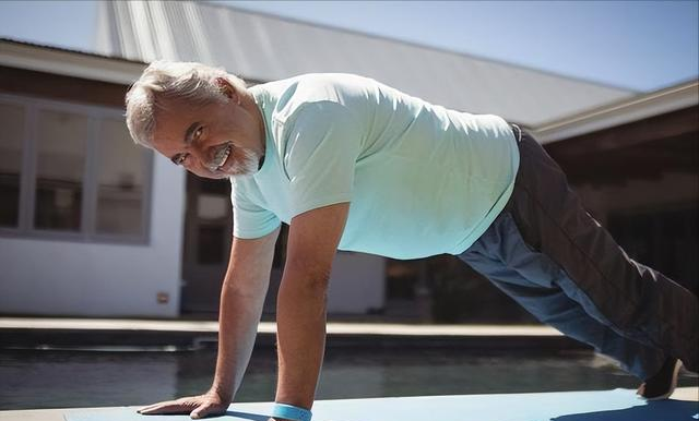 还经常“做俯卧撑”运动的老人，除了有利肌肉，或会带来这6好处