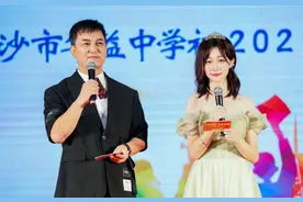 村长李锐与女儿同台主持，跳跳身高近一米七，颜值好高撞脸蓝盈莹图片