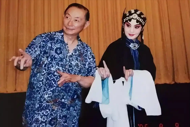 至今未婚未育，身边却有男人陪了近27年！59岁的她才是真人间清醒