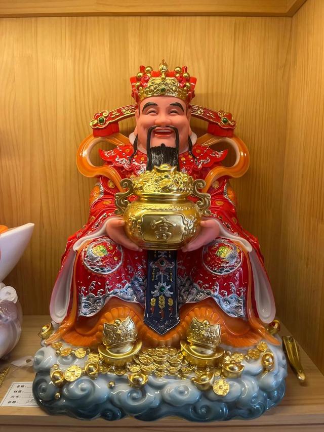 家中供奉财神爷，摆放位置背后有讲究，这样摆放最招财！