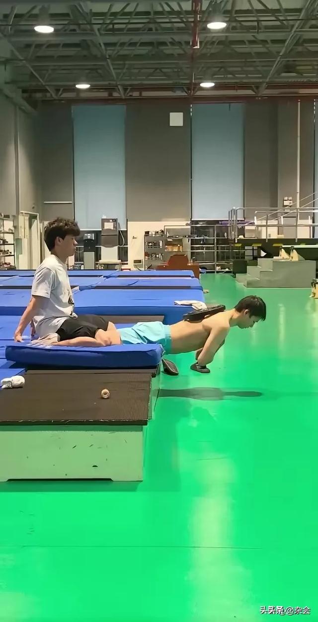 全红婵训练完拖森哥玩水，奥运冠军兄妹情深超有爱！