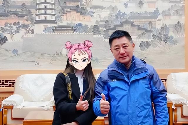 他是央视金牌主持人，57岁才结婚，娶北师大教授，气质高贵还漂亮