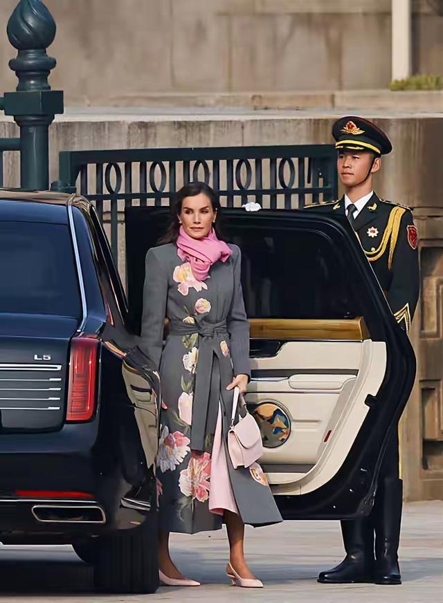 费利佩六世携王后抵达北京，莱蒂齐亚穿中式花朵外套，美丽有气质