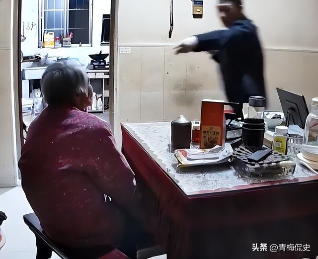 暴打母亲男后续：亲戚称他良心不坏，动手事出有因，老人拿钱捞人