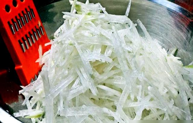 炸素丸子，记住放对“4样”，丸子酥脆不回软，一次炸好不复炸