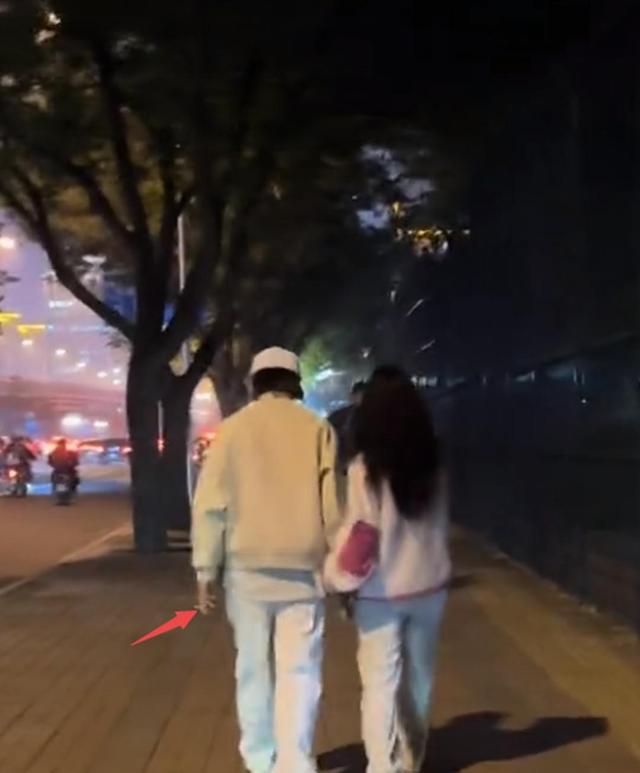 白百何前夫约会被拍，陈羽凡都50了依旧是潮男，女友像黏人小媳妇