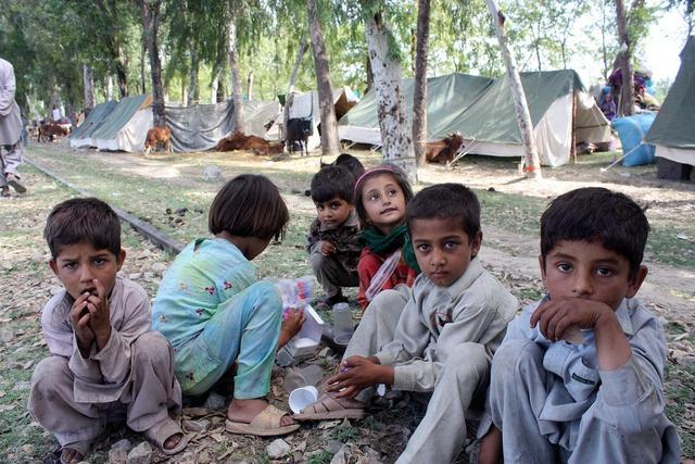 加沙墓地里，流离失所加沙人与逝者“共居”：孩子们晚上不敢出去