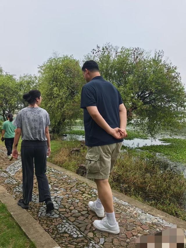 姚明国庆带一家人江苏旅游，女儿姚沁蕾15岁身高1米93打扮太成熟