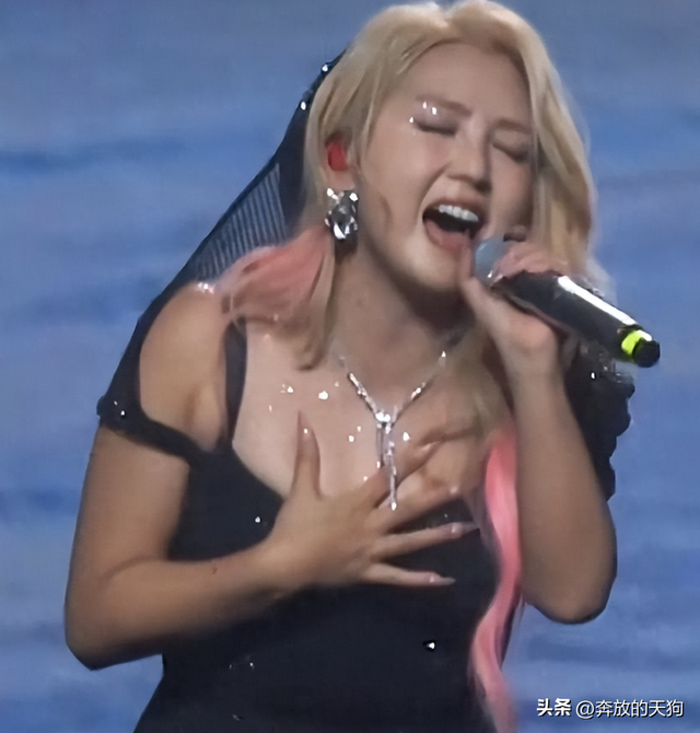 39岁何洁不忍直视，腋下勒出副乳肚子三层肉，4个娃要养操劳疲惫