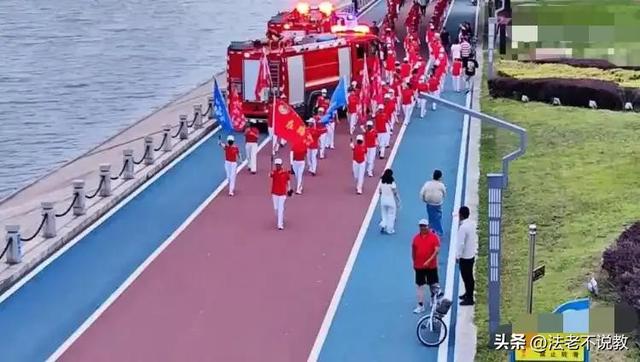 辽宁暴走团阻碍3辆救援车通行，警方回应，央媒：这不是素质问题