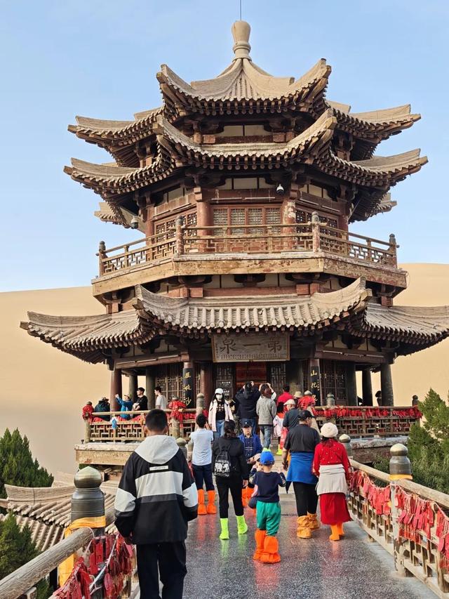双节同庆，欢乐满溢！鸣沙山月牙泉再现文旅热潮