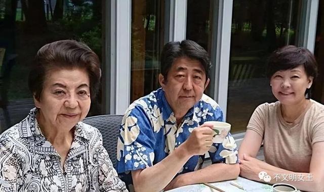61岁安倍昭恵：丈夫遇刺后搬离婆家，种地疗伤，常去安倍坟前上香