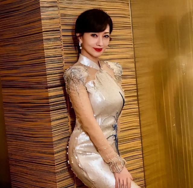 太炸裂！72岁赵雅芝被曝遭私生上床拍照，樊振东的担忧再次应验了