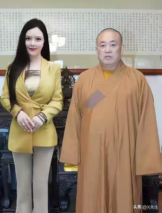 释永信与95后美女合影，对方长得漂亮，身材火辣，大长腿抢镜