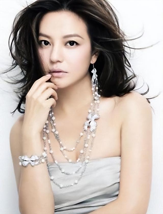 拔出萝卜带出泥！49岁赵薇近况被曝	，原来圈内封杀只是冰山一角