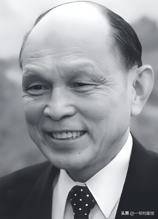 值得被尊敬的豪门，霍震霆父子三人现身北京 一身正气，目的很明确