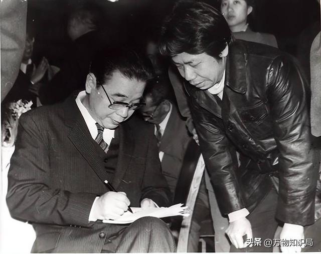 李鹏总理年轻时有多帅？1959年在吉林的留影，他31岁，英俊潇洒