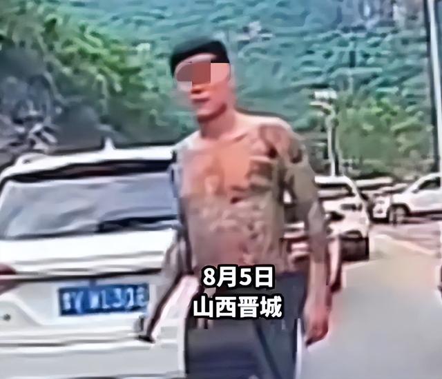 无牌奥迪加塞恐吓女子后续！纹身男身份被扒，难怪嚣张，恐被拘留