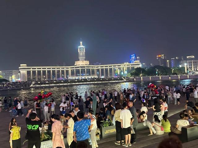 刚刚！天津津湾广场、天津站附近震撼一幕