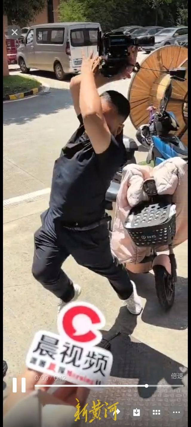多名记者采访时摄像机被砸碎，还有一人受伤，最新进展：警方已列为刑事案件