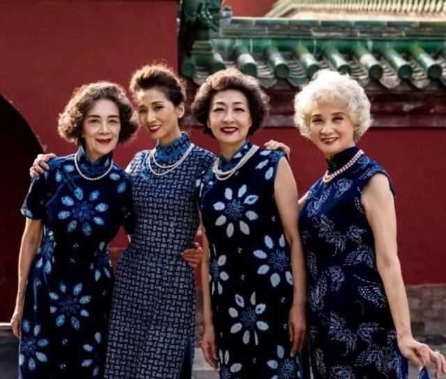 等我老了，绝不穿“花衣服”，瞧瞧这些60岁阿姨的打扮，多洋气