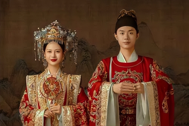 婚纱照成"素材包"贱卖，新人私密照遭泄露	，平台审核去哪了