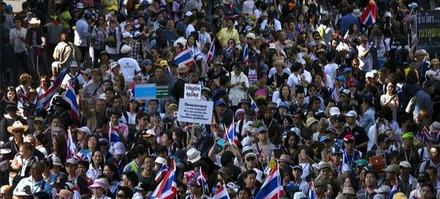 10万人连夜逃难，佩通坦含泪热泪号令泰军，洪森喊停也来不及了