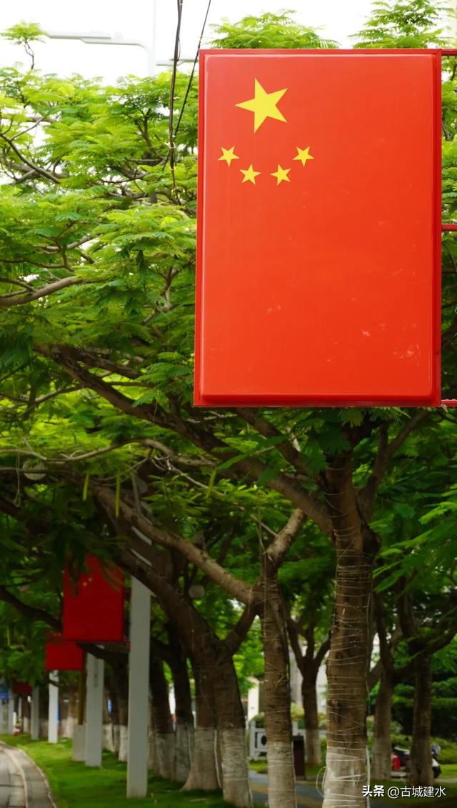 建水洋溢“中国红” 喜庆氛围迎国庆