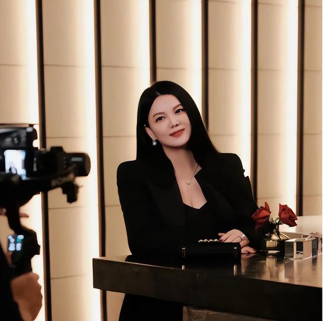 李湘事件升级！家境被扒底朝天，父母身份曝光，果然不简单