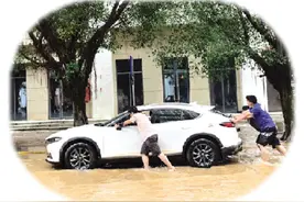 “水淹车”善后你该知道啥？ 桂林相关救援理赔修理工作“马不停蹄”进行中图片