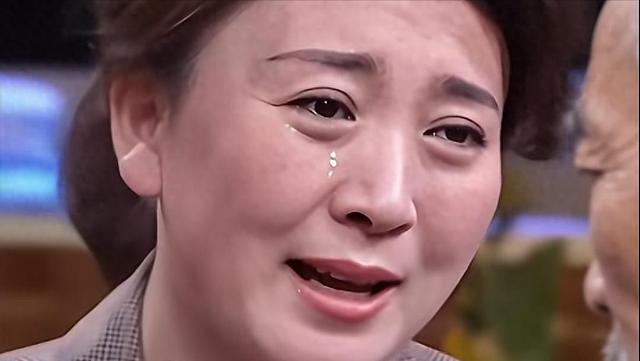 哭穷风波刚9天，何庆魁儿子曝闫学晶猛料被扒，77岁老父亲被牵连