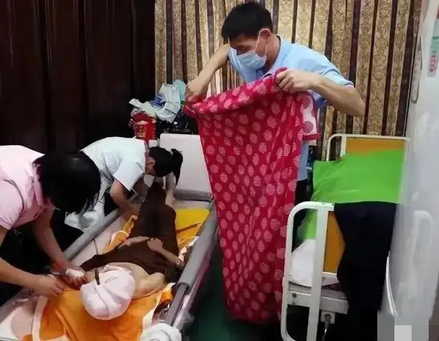 陕西女子专为老人提供服务，500元一次，常抱怨：身上全是烂疮