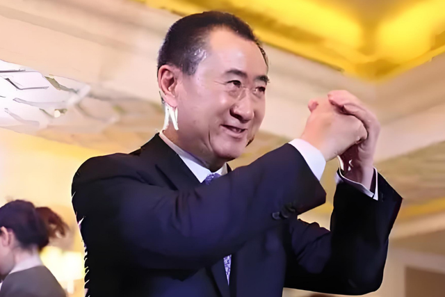 挥霍无度、风流成性，71岁的王健林，惨遭亲儿子王思聪的“反噬”