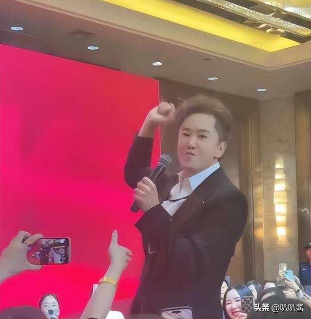 他8次上春晚，作死被捕入狱，如今56岁无人问津	，沦落到四处走穴