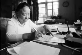 她是琼瑶的小姨，也是著名作家，前夫曾在颐和园投湖身亡图片